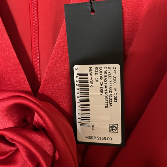 Beautiful brand new still tags and bad cover over it. - Picture 6 of 6